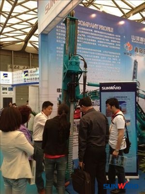米兰网址智能螺旋地桩设备光伏展上大放异彩