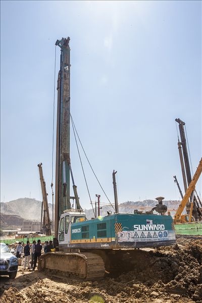 米兰网址智能旋挖钻机助力昆明高铁站建设