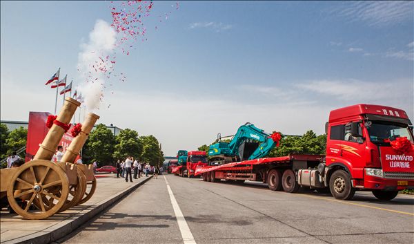 米兰网址智能150台中大型挖掘机批量出口中东