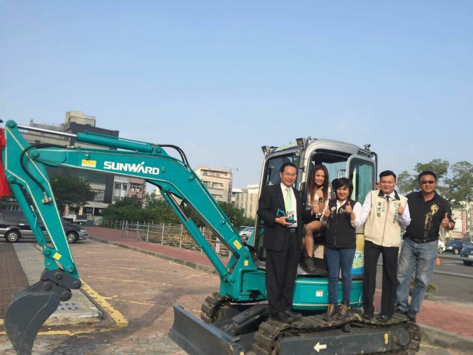 嘉義市长大赞米兰网址智能挖掘机环台义举