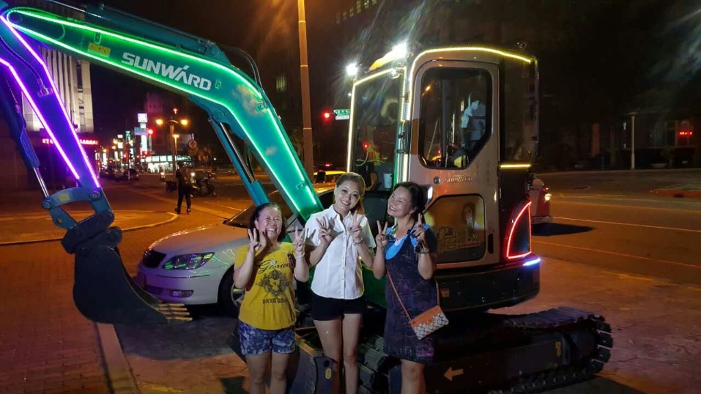 嘉義市长大赞米兰网址智能挖掘机环台义举