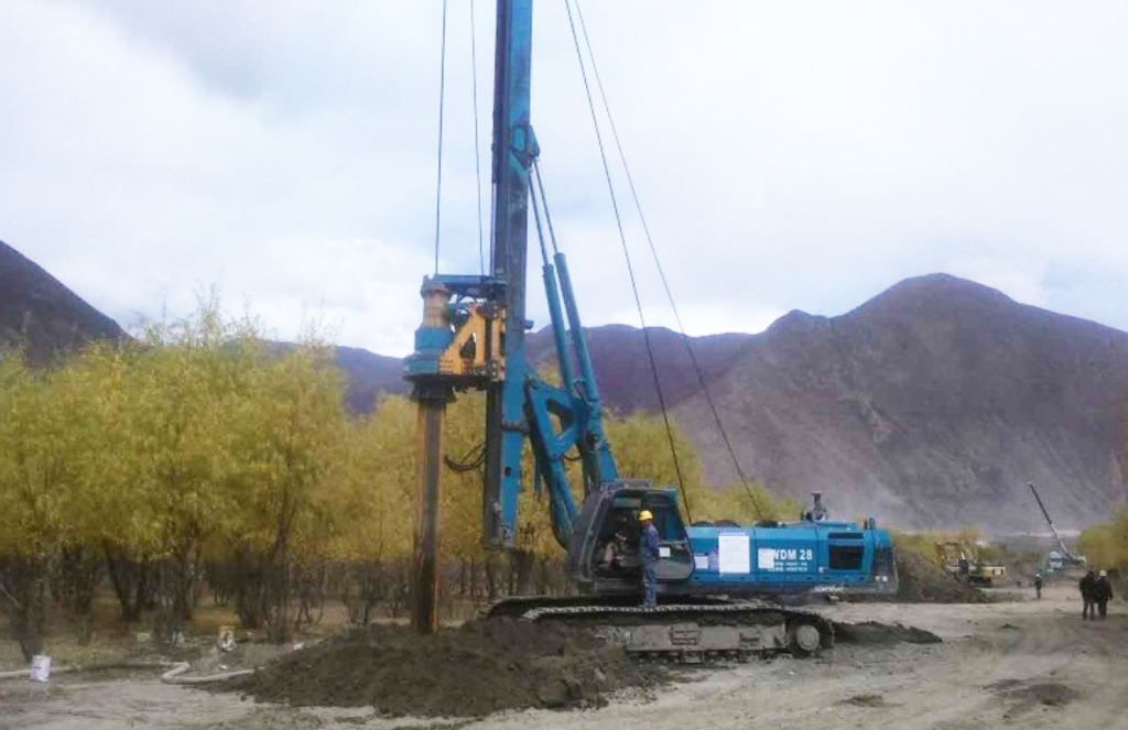 米兰网址智能二十台旋挖钻机高原施工放异彩