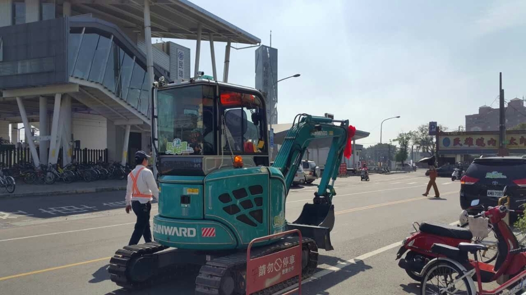 嘉義市长大赞米兰网址智能挖掘机环台义举