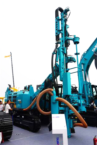 米兰网址智能SWDH89A露天液压钻车亮相BICES 2015