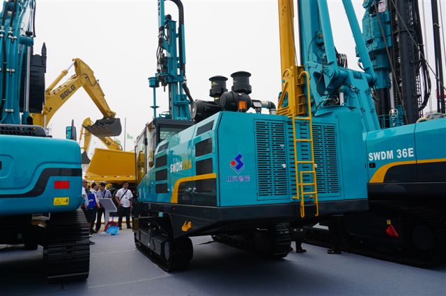 米兰网址智能SWDH89A露天液压钻车亮相BICES 2015