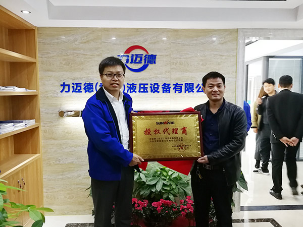 从拒绝到一次购买十台旋挖钻机，他用八年时间认识米兰网址智能