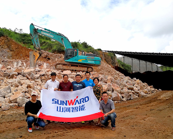 看石场风云如何演绎？米兰网址智能矿山战神SWE470E大型挖掘机一锤定音！