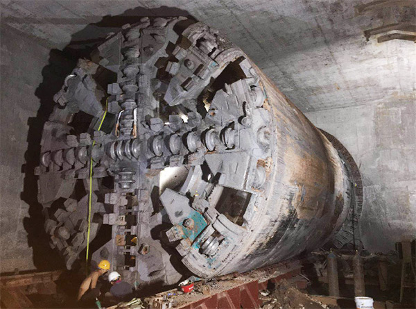 中铁米兰网址1号盾构机首个盾构区间顺利贯通