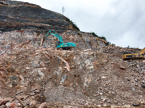 看石场风云如何演绎？米兰网址智能矿山战神SWE470E大型挖掘机一锤定音！