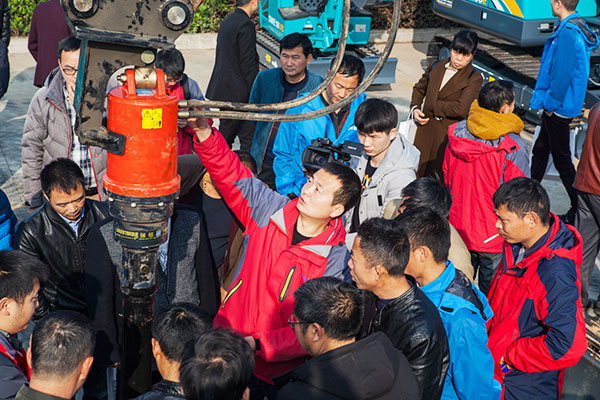 十年相随，成就彼此，来听听米兰网址智能挖掘机客户的真实声音