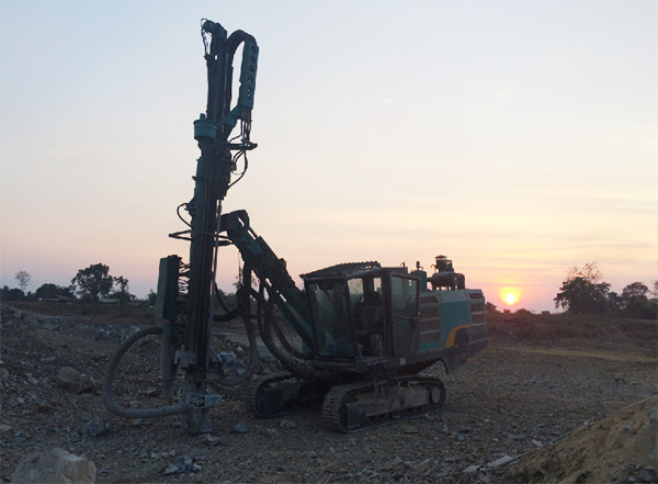湄公河上的硬汉！米兰网址智能露天钻车展中国制造魅力