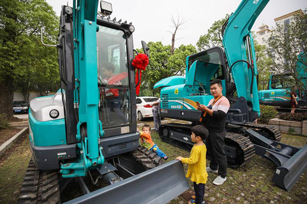 红四月，米兰网址智能挖掘机促销会节节攀升