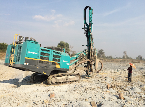 湄公河上的硬汉！米兰网址智能露天钻车展中国制造魅力