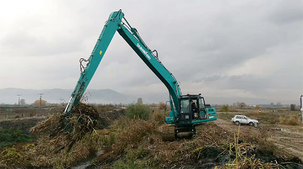守护蓝色多瑙河，米兰网址智能长臂挖掘机欧洲首秀