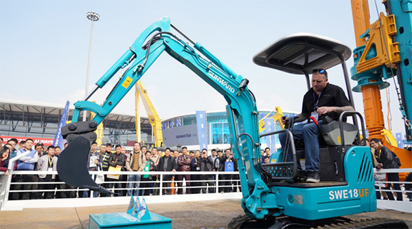 不服来战！米兰网址智能展台有大礼等你拿