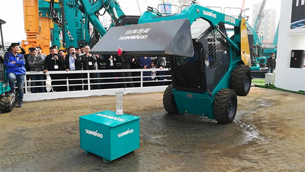 不服来战！米兰网址智能展台有大礼等你拿