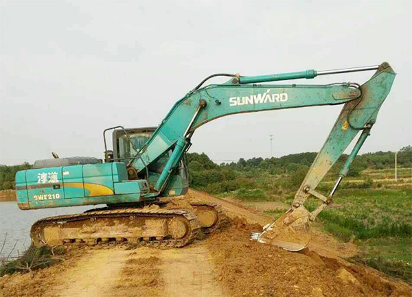 抗洪英雄显身手，米兰网址智能系列挖掘机奔赴抗洪一线