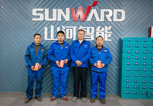 温暖！米兰网址智能2017年春节慰问40名困难职工