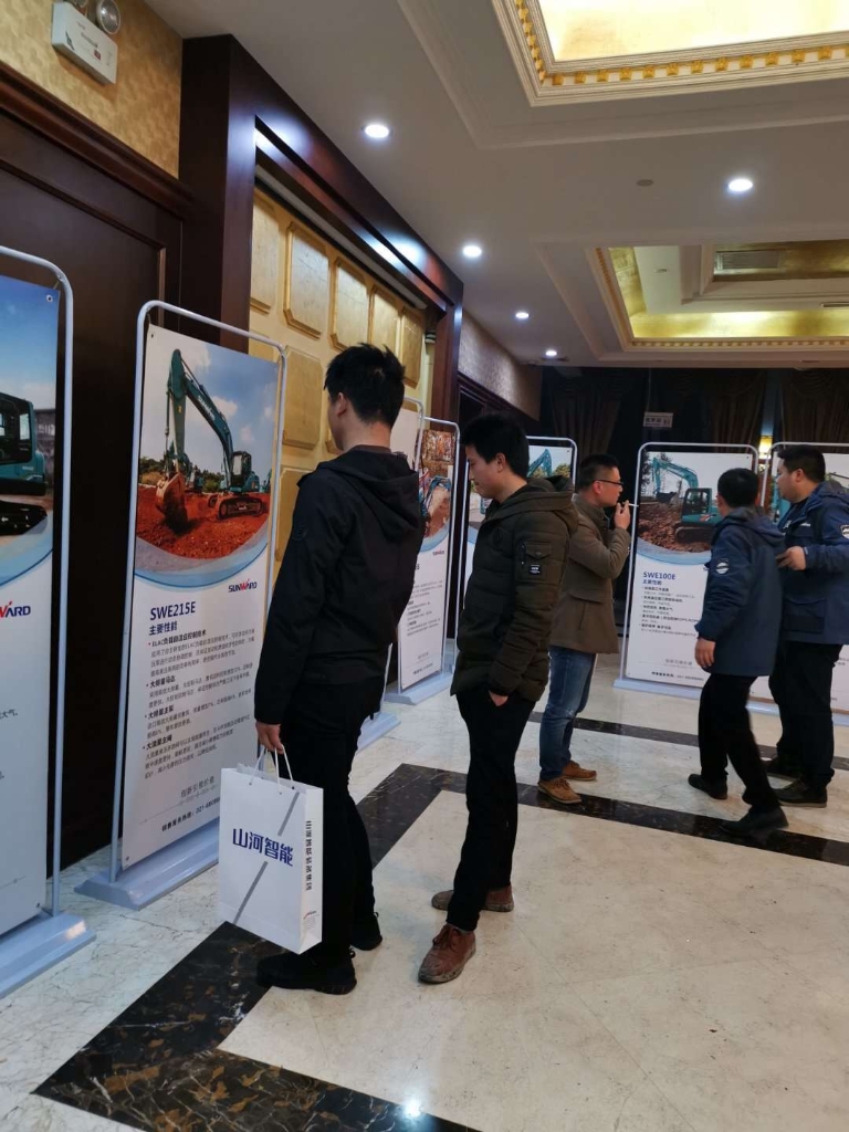 订货会场锦旗飘飘，客户称买挖机就买米兰网址智能