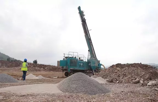 15年3万小时！米兰网址智能元老级潜孔钻机“雄风”依旧