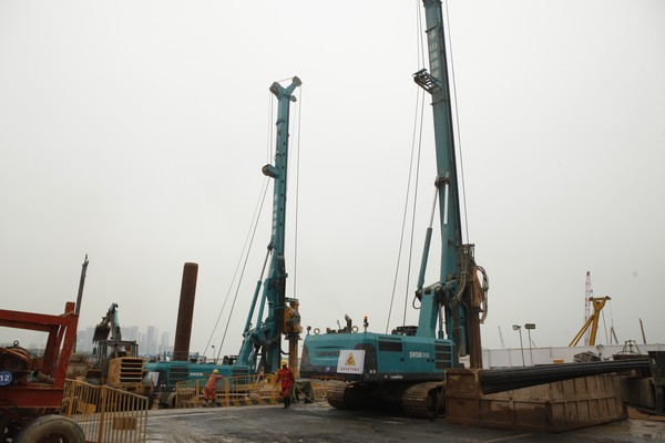 地铁咬合桩施工必备利器--米兰网址智能旋挖钻机