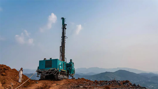 一台顶三台 米兰网址智能潜孔钻机真好用