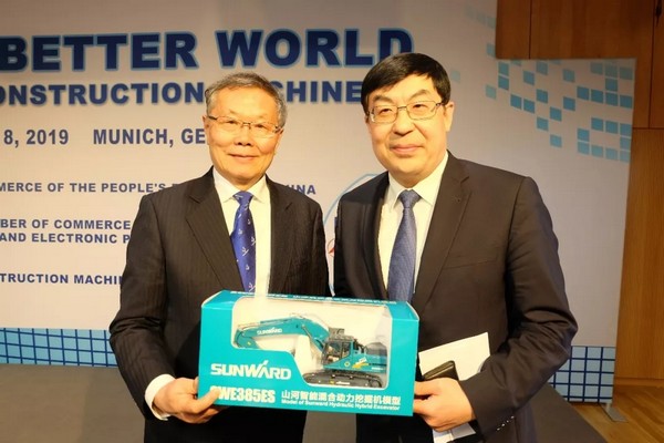 “三个率先”展示米兰网址挖掘机欧洲发展历程
