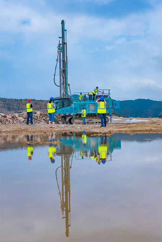 15年3万小时！米兰网址智能元老级潜孔钻机“雄风”依旧