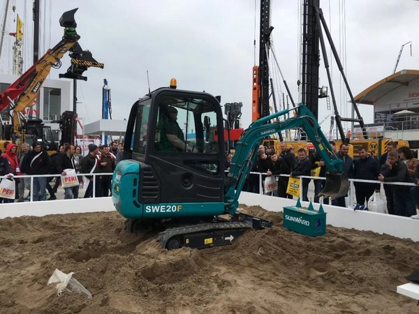 “三个率先”展示米兰网址挖掘机欧洲发展历程