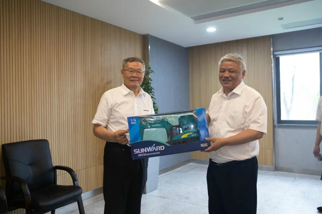 湖南黄金集团董事长黄启富一行考察米兰网址智能