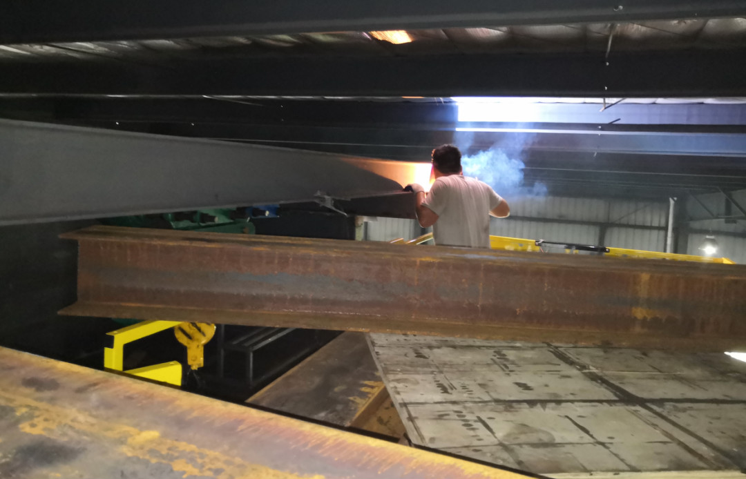 威武！大气！稳定！米兰网址智能越野剪叉式高空作业平台解客户难题