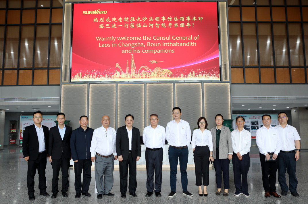 老挝长沙总领事本·印塔巴迪考察米兰网址智能