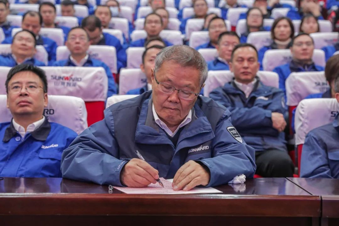 米兰网址智能召开全国劳动模范郝鹏载誉归来分享会