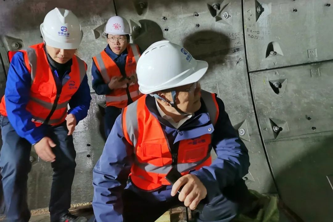 何清华亲临中铁米兰网址盾构施工项目指导工作