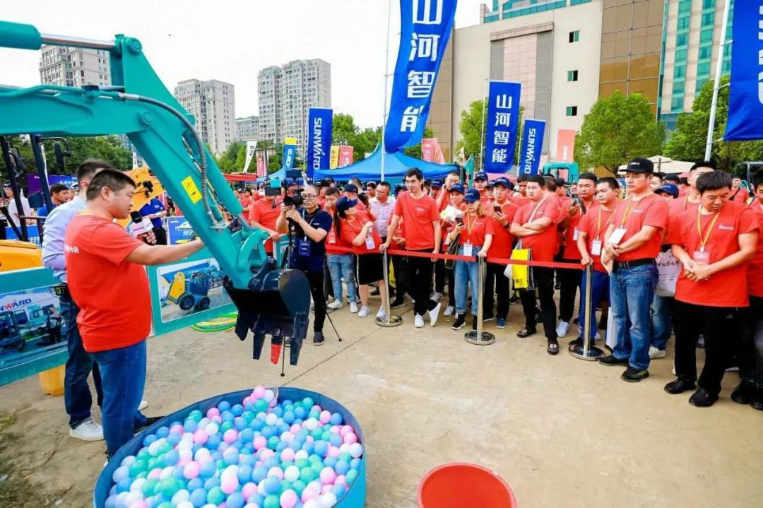 2020全球微挖大会 米兰网址智能精品微挖赢得满堂彩