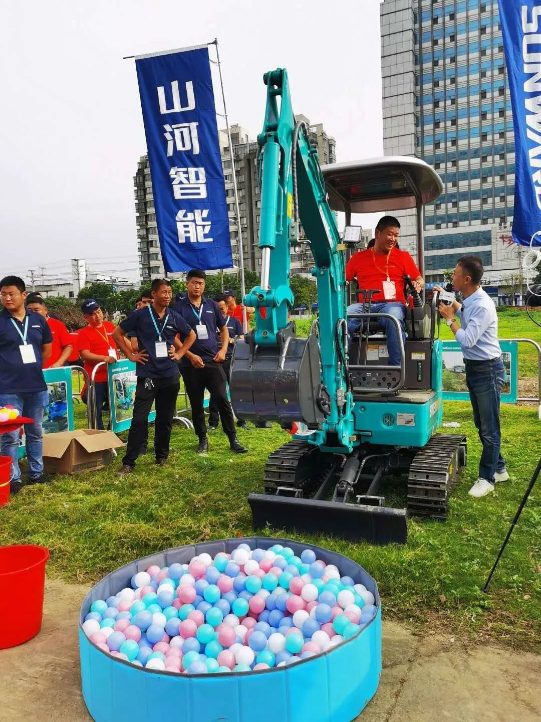 2020全球微挖大会 米兰网址智能精品微挖赢得满堂彩