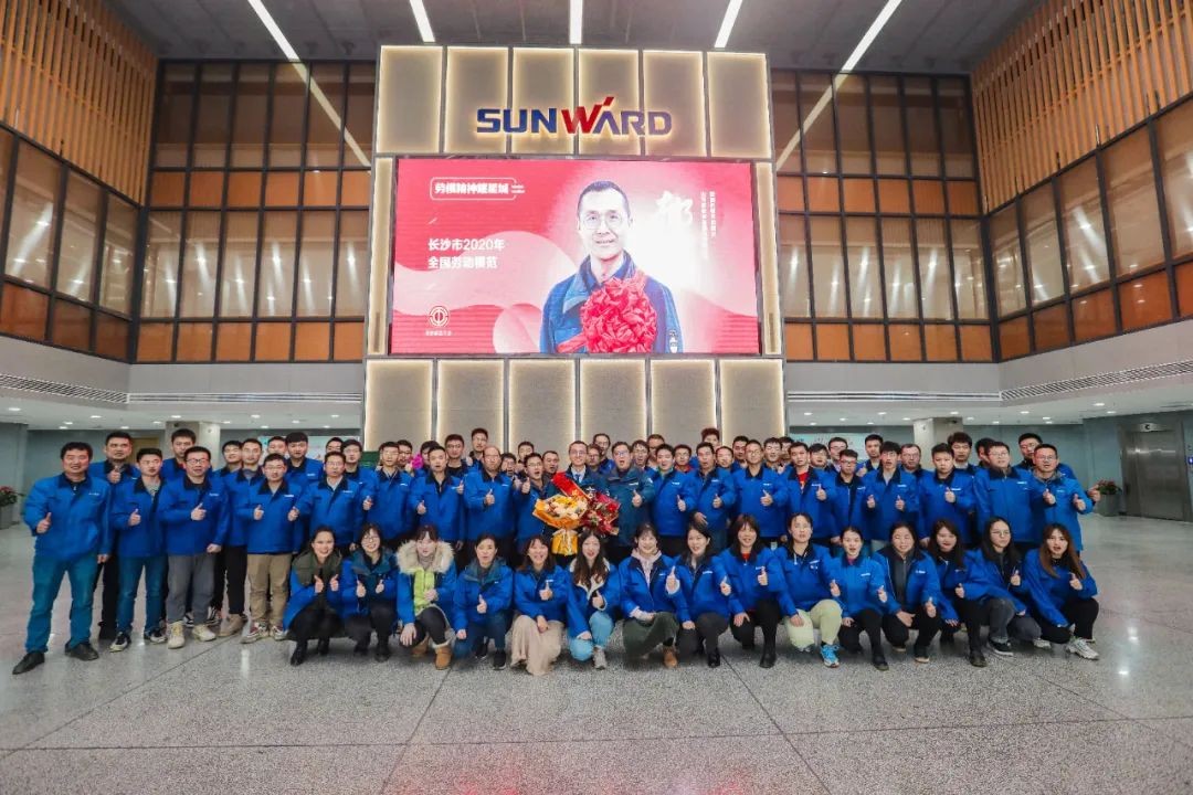 米兰网址智能召开全国劳动模范郝鹏载誉归来分享会