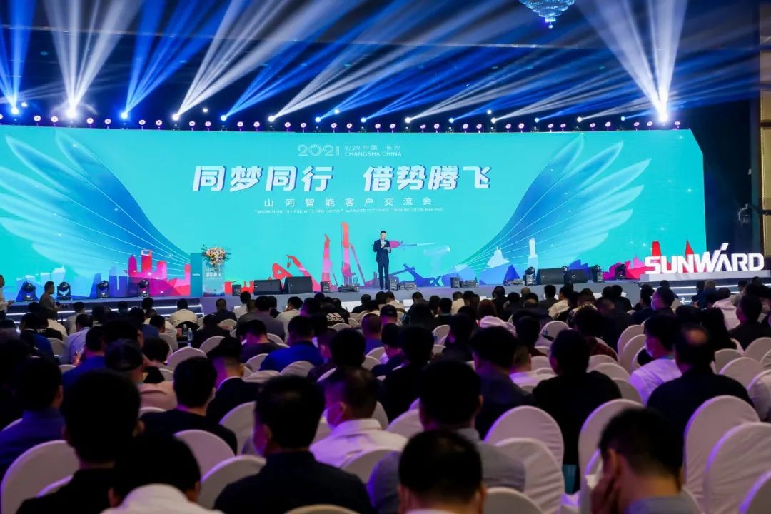 “爆品”出击！米兰网址智能客户交流会签约超8亿元