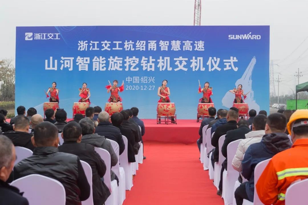 米兰网址智能旋挖钻机全面参建中国首条智慧高速公路