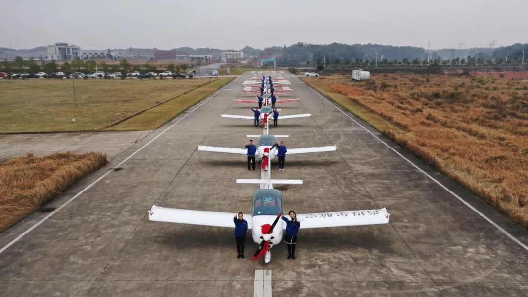 牛年开新局，米兰网址航空8架SA60L飞机集中下线、交付
