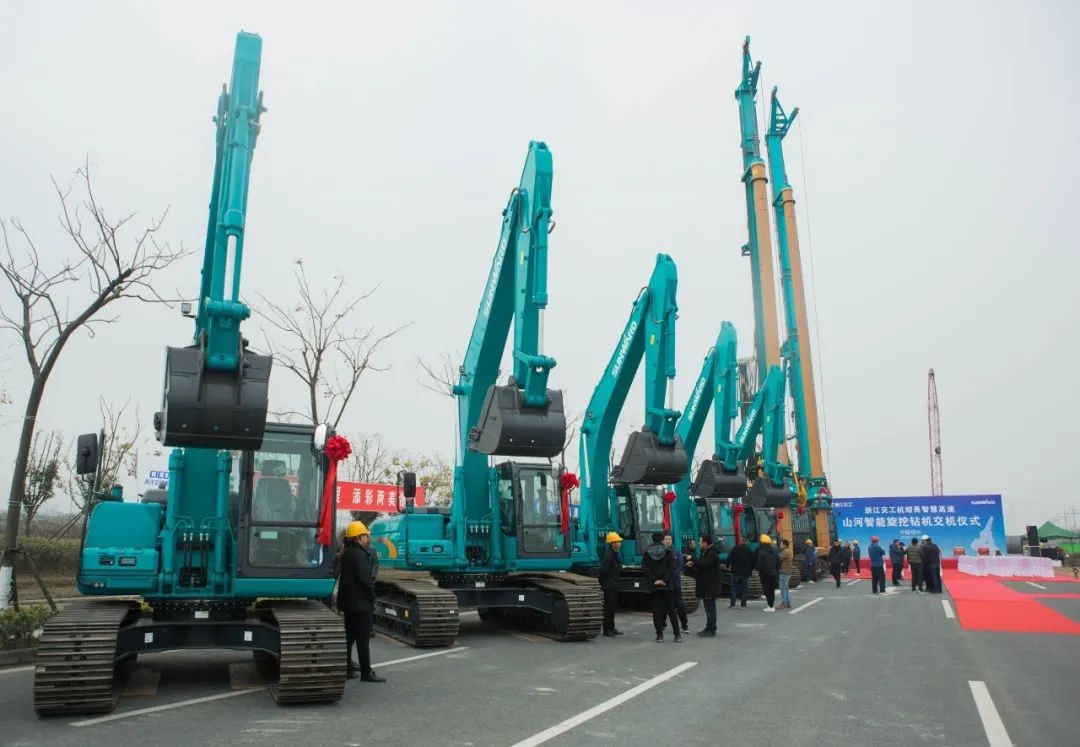 米兰网址智能旋挖钻机全面参建中国首条智慧高速公路