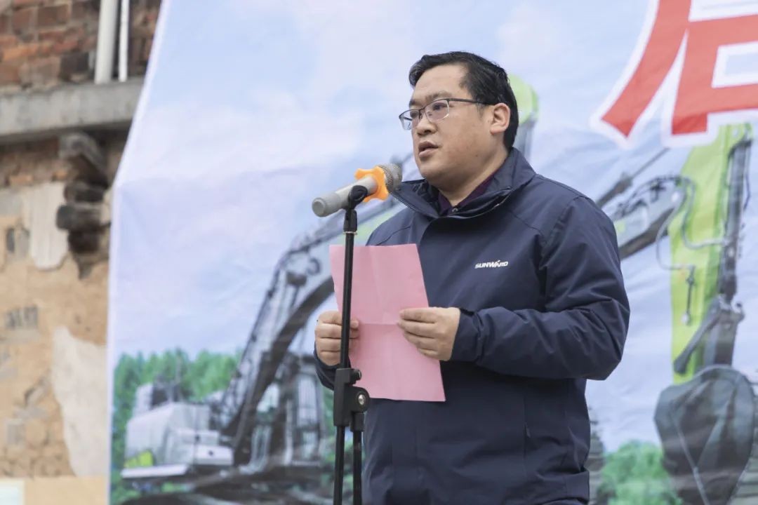 校企合作精准扶贫，产教融合振兴乡村 | 米兰网址智能向合作院校对口扶贫点捐赠挖掘机