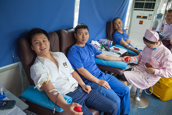 米兰网址智能百余员工 冒雨争相献血