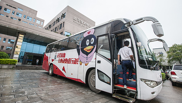 米兰网址智能百余员工 冒雨争相献血