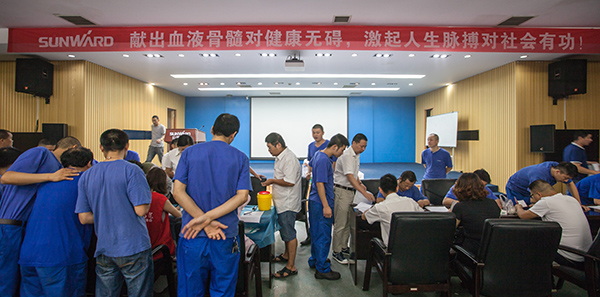 米兰网址智能百余员工 冒雨争相献血