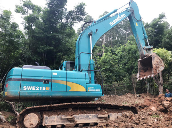 米兰网址智能SWE 215E挖掘机是他的左膀右臂！