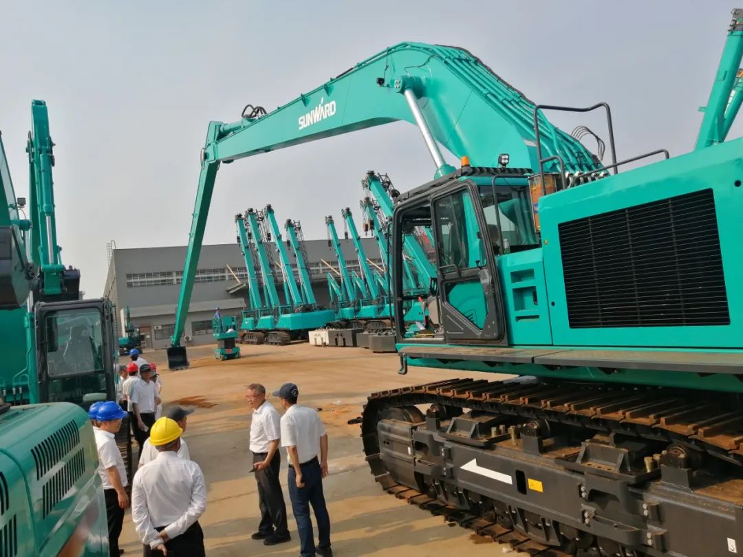 挖深全球第一！米兰网址智能加长臂液压挖掘机SWE950ELR出口南美