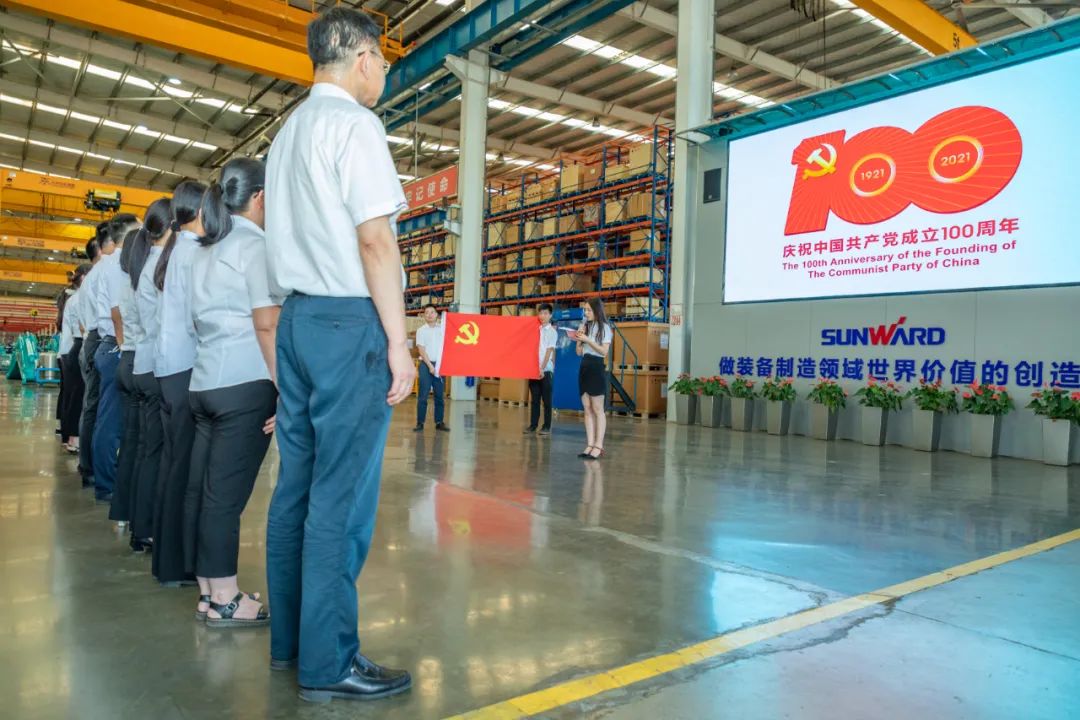 接续奋斗再出发——米兰网址智能党委举行新党员入党宣誓和老党员重温入党誓词活动