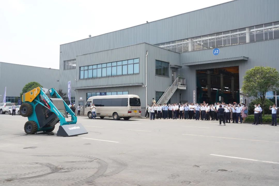 全国战略性新兴产业集群建设考察团调研米兰网址智能