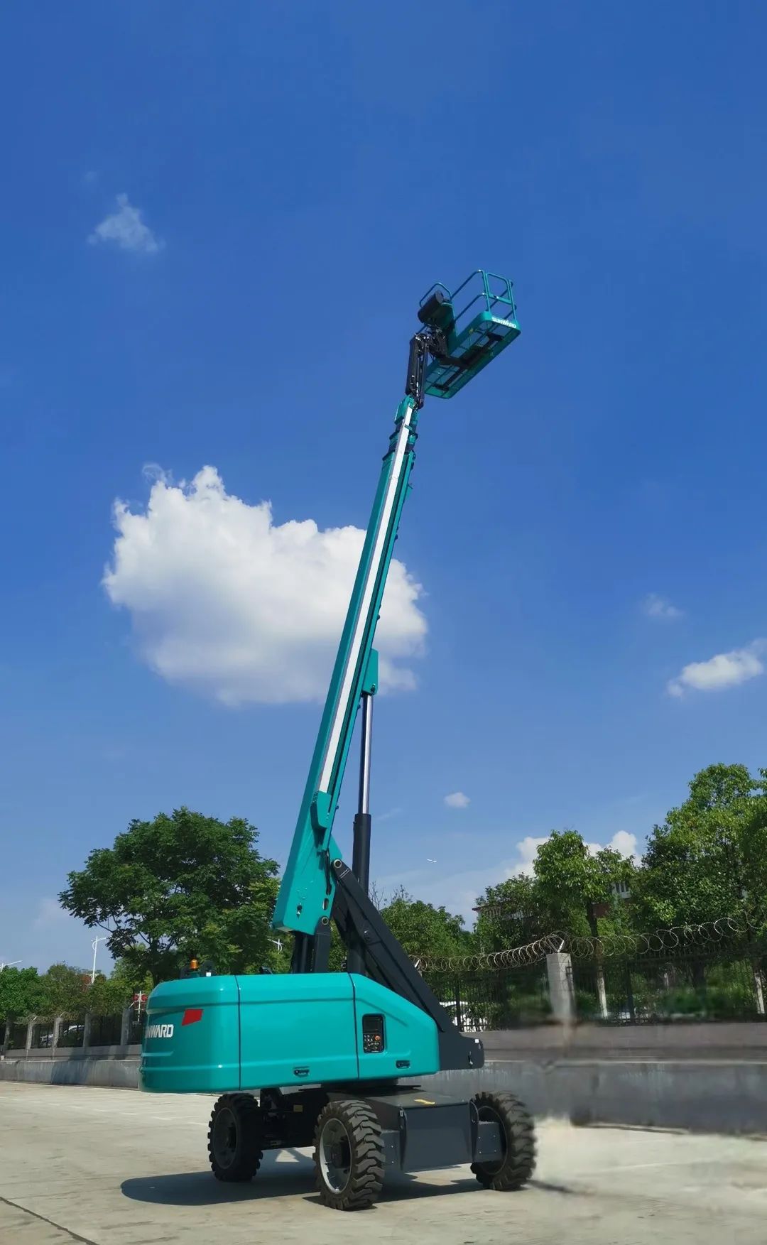 米兰网址智能首款直臂式高空作业平台顺利通过评审